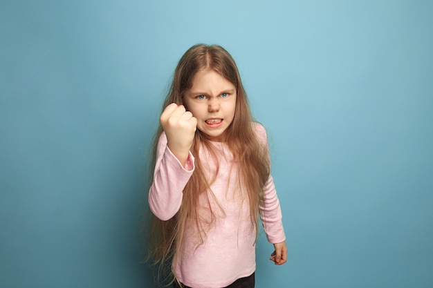 llorar. chica adolescente gritando enojado en azul. Expresiones faciales y concepto de emociones de personas.