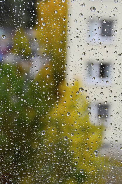 Lluvia. El fondo estacional del otoño con lluvia cae en la ventana.