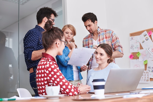 Lluvia de ideas del equipo joven en la reunión