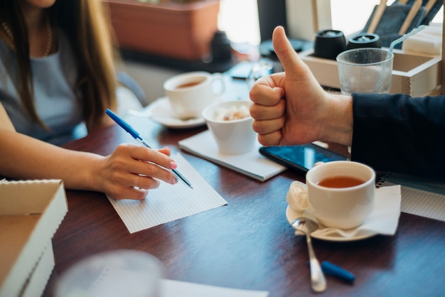 Lluvia de ideas de personas bebiendo té en la cafetería