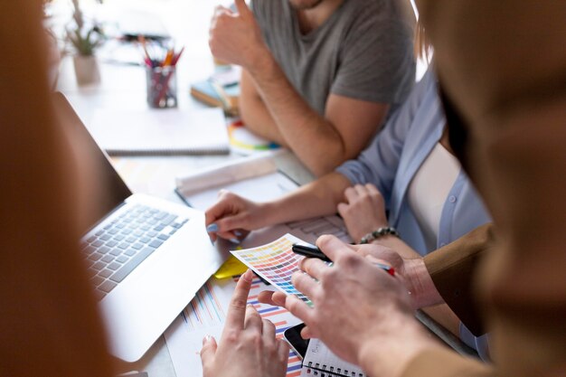 Lluvia de ideas de personas en una reunión de trabajo