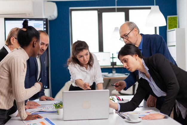 Lluvia de ideas de reunión de empresarios multiétnicos, líder del equipo que comparte la planificación de ideas creativas