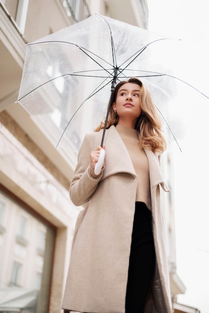 Lluvia retrato de mujer hermosa joven con paraguas