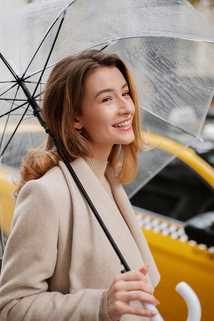 Lluvia retrato de mujer hermosa joven con paraguas