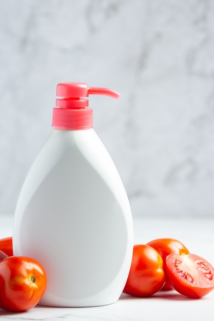 Foto gratuita loción de tomate para el cuidado de la piel del cuerpo