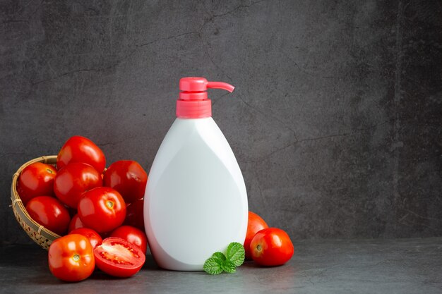 Loción de tomate para el cuidado de la piel del cuerpo