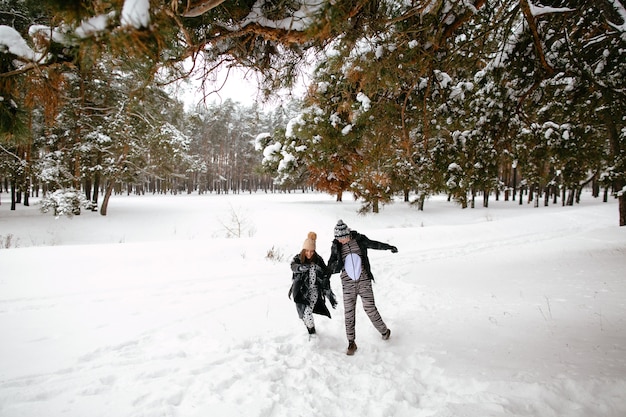 Loco historia de amor de invierno de una hermosa pareja en divertidos disfraces de animales.