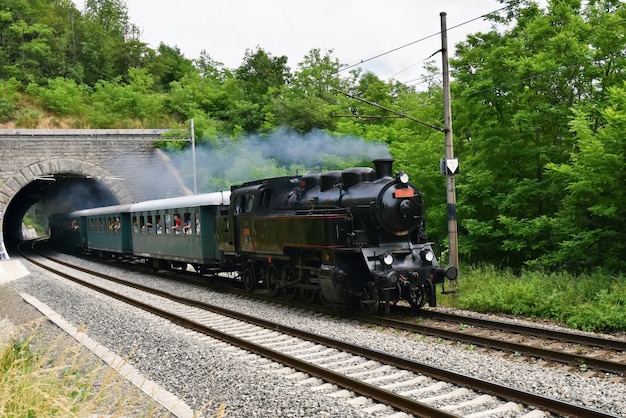 Locomotora clásica en la vía férrea