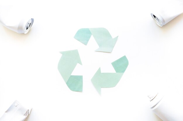 Logotipo de reciclaje con basura en las esquinas