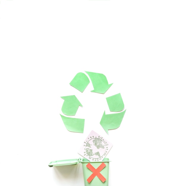 Foto gratuita logotipo de reciclaje con cubo de basura y globo