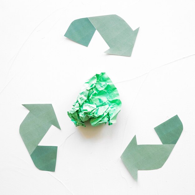 Logotipo de reciclaje de papel con basura de papel