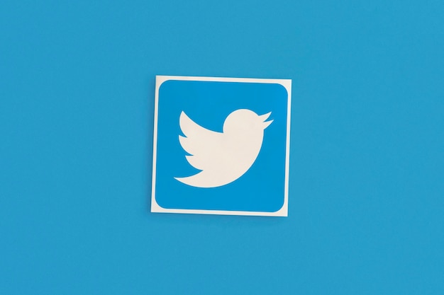Logotipo de twitter sobre fondo rosa