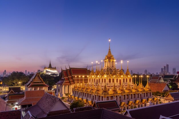 Loha Prasat o el Monasterio del Castillo de Hierro en el templo Wat Ratchanatdaram en la Avenida Ratchadamnoen durante la mañana Bangkok Tailandia