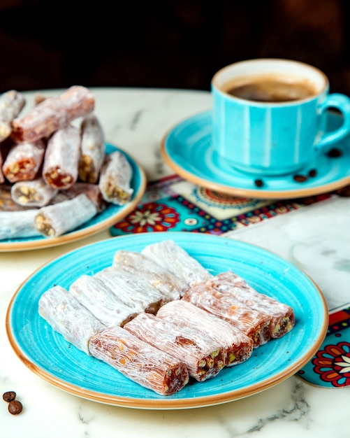 Lokums con nueces y una taza de café.