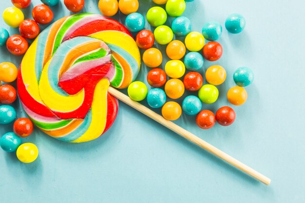 Lollipop en medio de gotas de caramelo