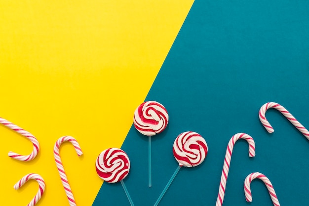 Foto gratuita lollipops y bastones de caramelo