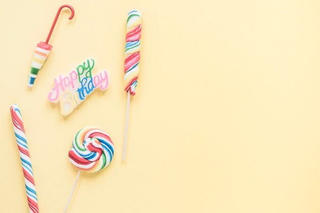 Lollipops cerca de la escritura de cumpleaños