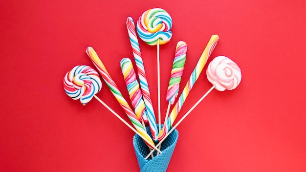 Foto gratuita lollipops y dulces palos en cono