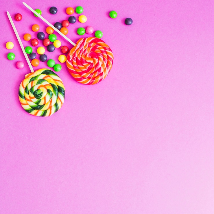 Foto gratuito lollipops con gotas de colores
