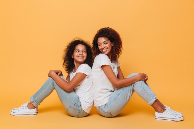 Longitud total de dos hermanas africanas sonrientes