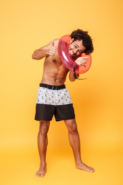 Longitud total de un hombre africano sonriente en ropa de verano