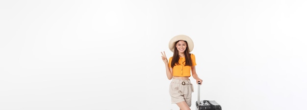Foto gratuita longitud total de mujer joven atractiva en viajero casual con la bolsa de viaje aislada en bac blanco