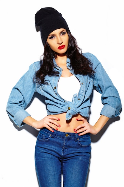 Look de alta moda modelo glamour elegante y bella mujer joven con labios rojos en verano brillante colorido jeans hipster paño en gorro negro