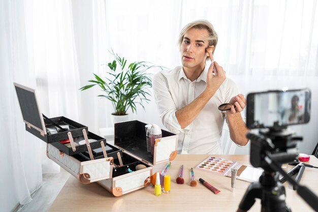 Look de maquillaje masculino haciendo un video