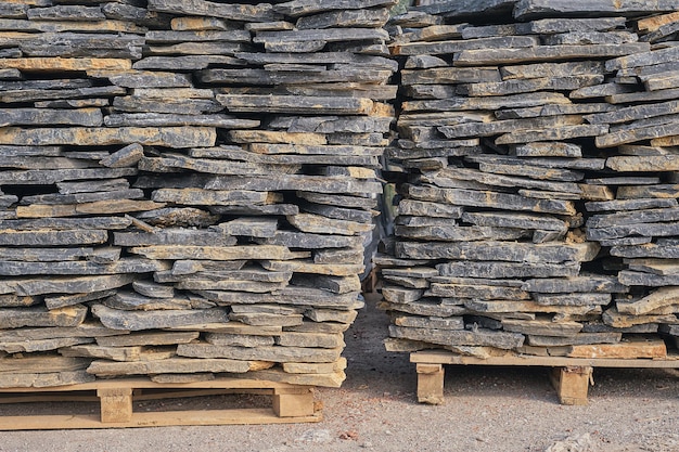 Losas de piedra natural para el acabado y decoración de paredes interiores y exteriores de edificios en paletas enfoque selectivo Mercancías en stock construcción y reparación entrega y venta de materiales de construcción