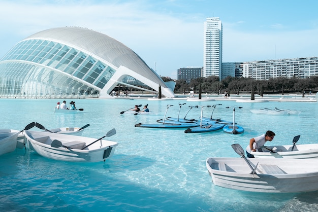 Lote de botes en el agua con personas cerca del edificio durante el día