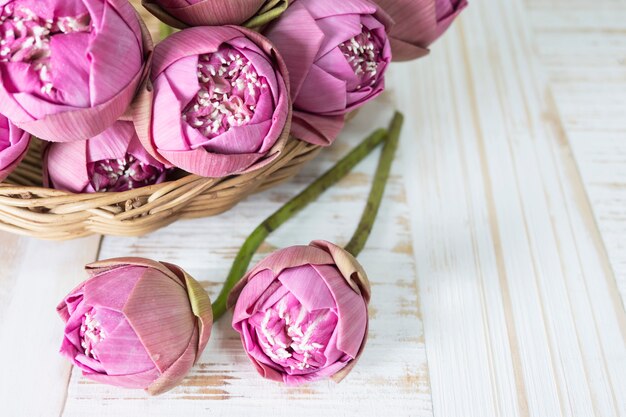 Loto rosa doblado en mesa de madera