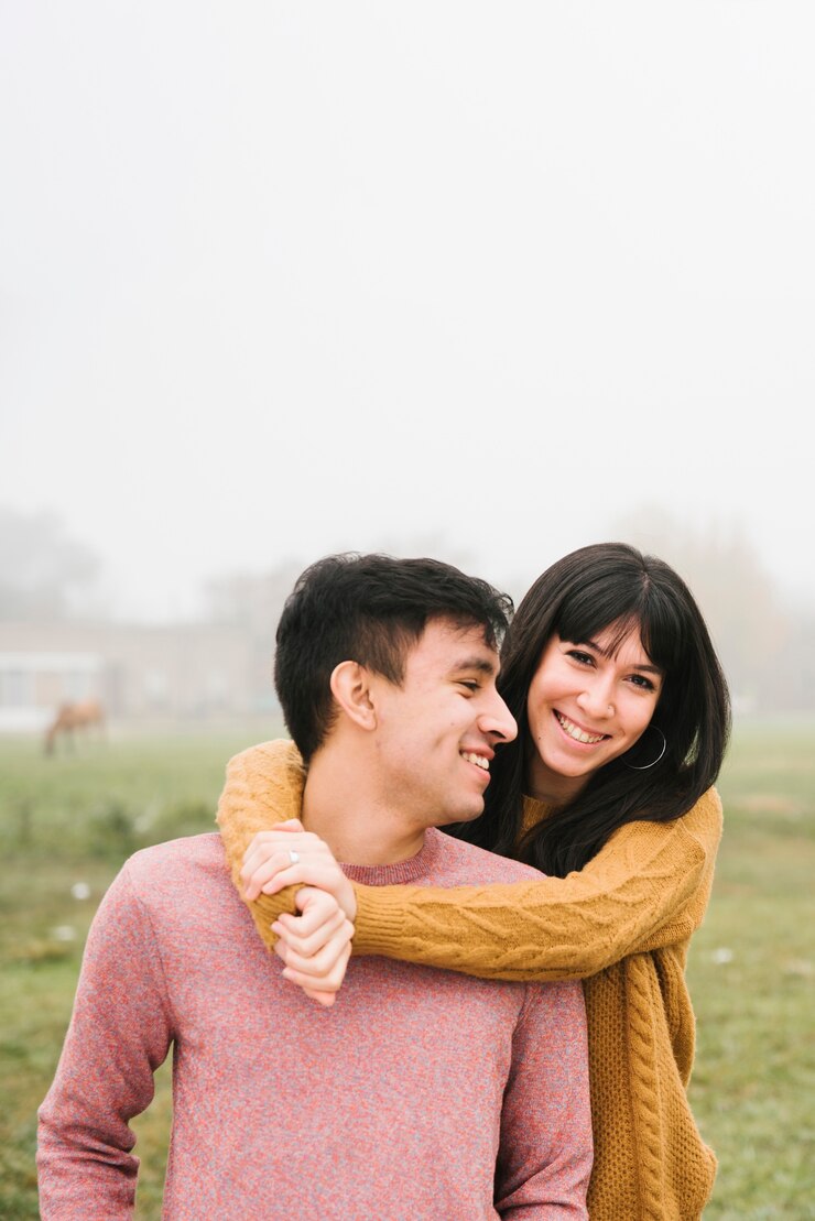 Photo Gratis lovely young couple standing embracing