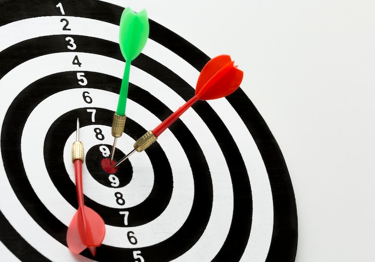 Photo Gratis low angle of target with darts and copy space