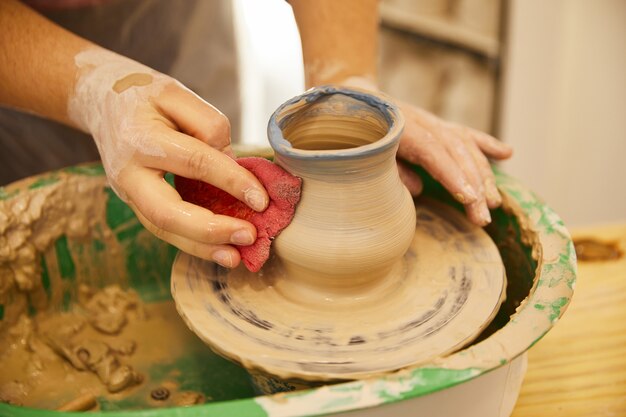 Últimos momentos de moldear una cerámica.