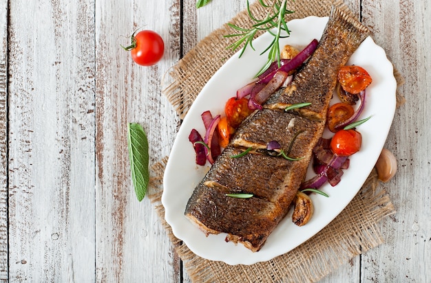 Foto gratuita lubina asada con verduras