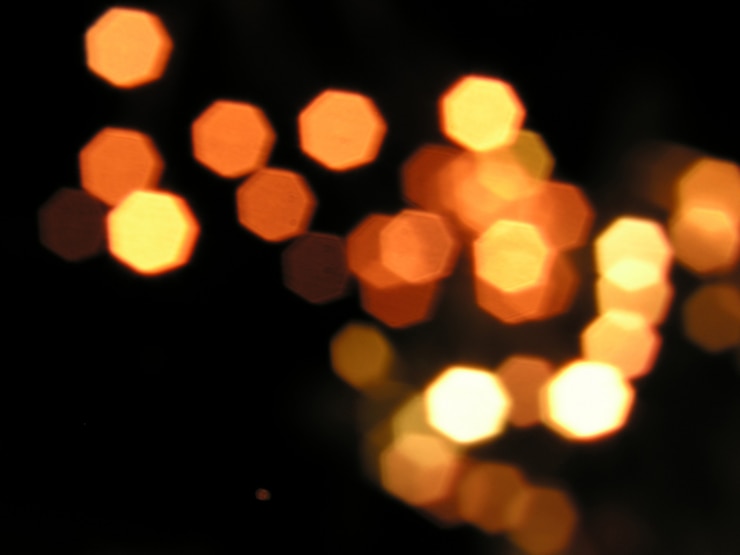 Foto gratuito luces amarillas borrosas sobre fondo negro