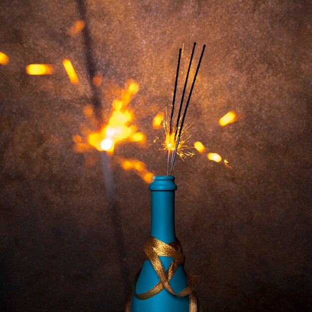 Luces de Bengala llameantes en azul botella de bebida