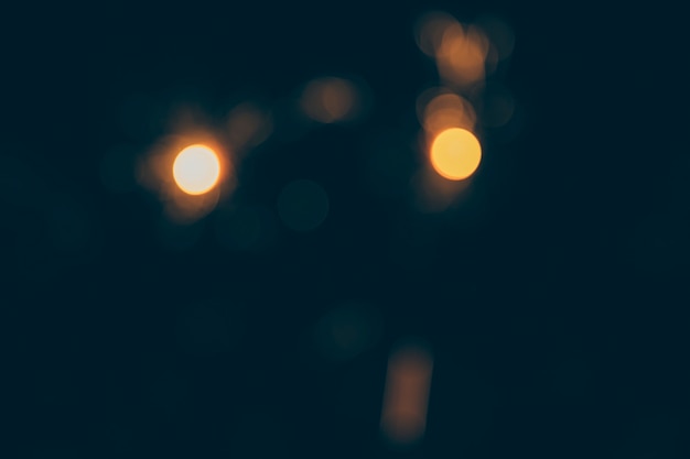 Luces bokeh borrosas sobre fondo negro