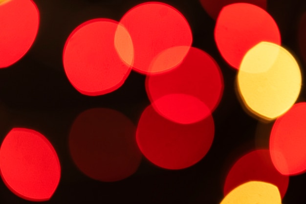 Luces bokeh rojas y amarillas sobre un fondo oscuro