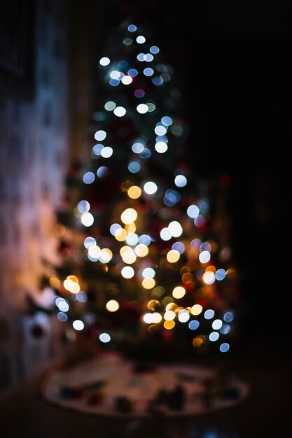 Luces borrosas en el árbol de Navidad