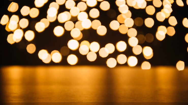 Foto gratuito luces borrosas y superficie del agua