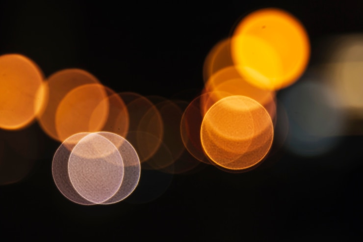 Foto gratuito luces de calle amarillas del primer