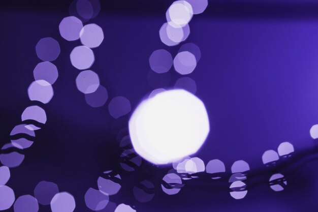 Foto gratuita luces desenfocadas sobre fondo violeta