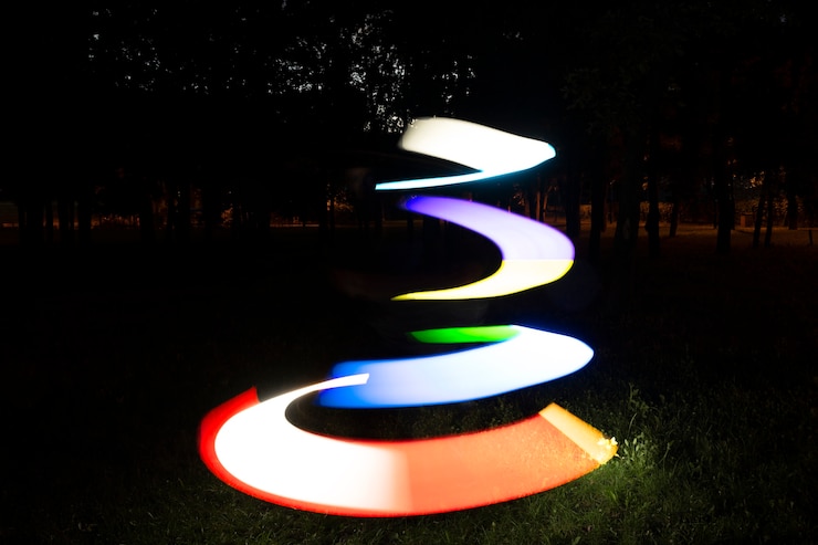 Foto gratuito luces dinámicas coloridas al aire libre