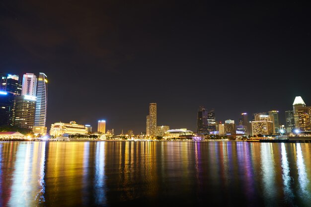 luces de edificios urbanos de agua increíble