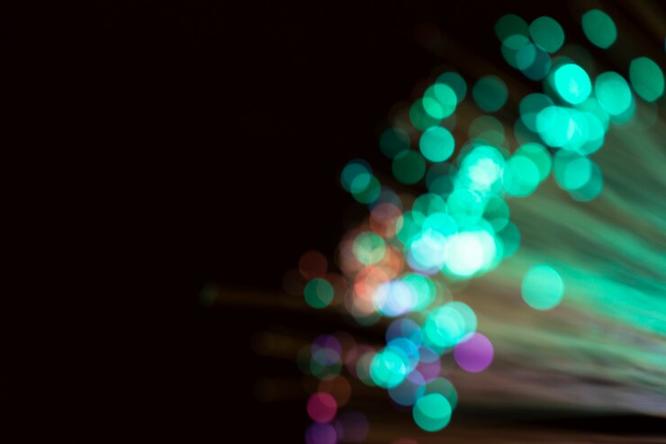 Foto gratuito luces de fibra óptica borrosas en pantalla negra