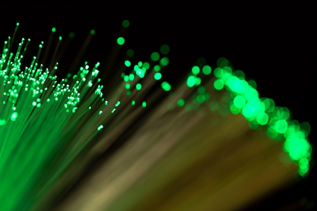 Luces de fibra óptica de primer plano enfocadas y borrosas