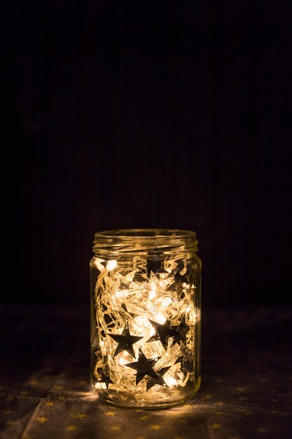 Luces de hadas y adornos de estrellas en lata.