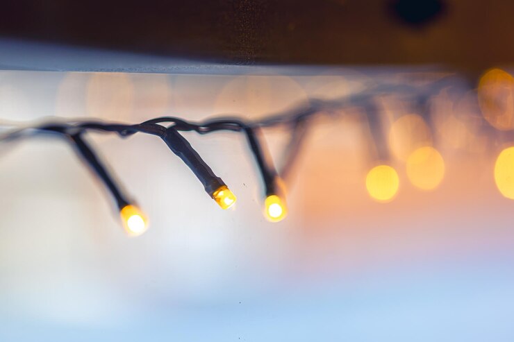 Foto gratuito luces led guirnaldas de bombillas sobre un fondo bokeh