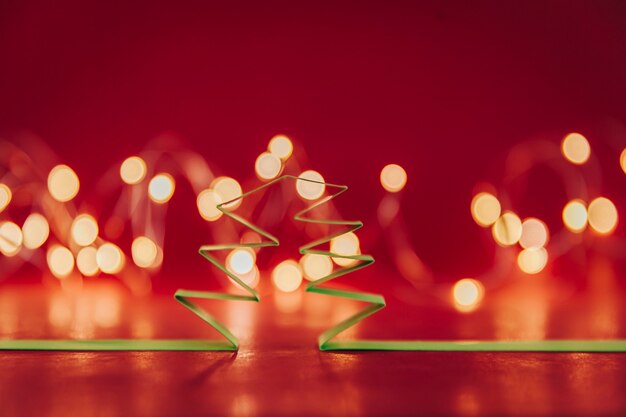 Luces de navidad y árbol de cartón
